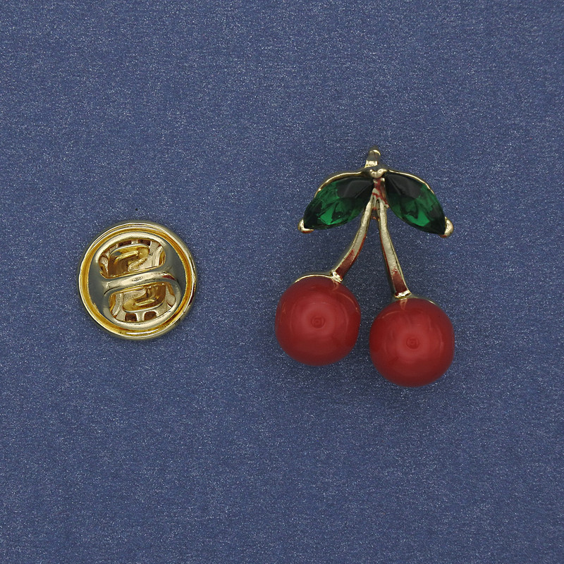 Brosche Kirschen mit roter und grüner Emaille, goldfarbenes Metall, 20×16 mm+