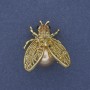 Brosche/Anhänger Schmetterling, bunte Strasssteine, beige Perle, goldfarbenes Metall, 26×33 mm