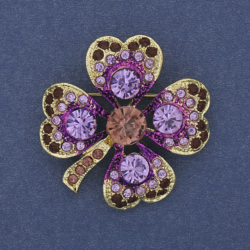 Brosche-Anhänger Kleeblatt mit violetten Strasssteinen und goldfarbenem Metall, Durchmesser 35 mm +