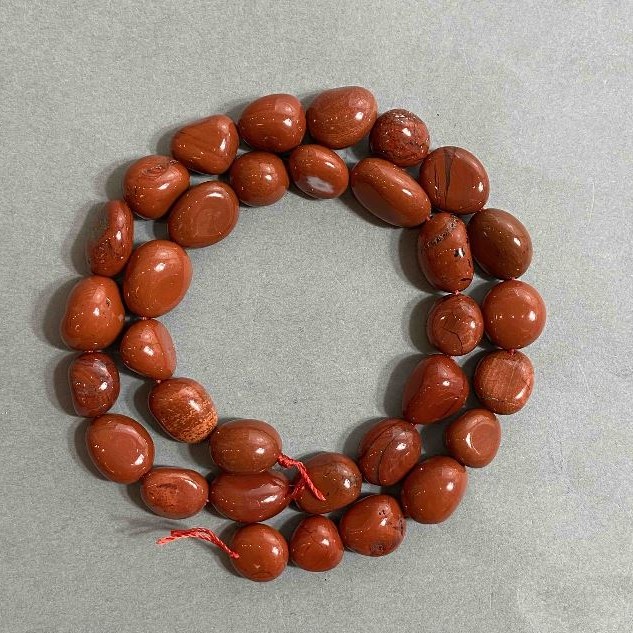 Rote Jaspis-Perlen, geglättet, Durchmesser 11–15 × 11 mm, Länge ca. 40 cm, auf Schnur aufgefädelt