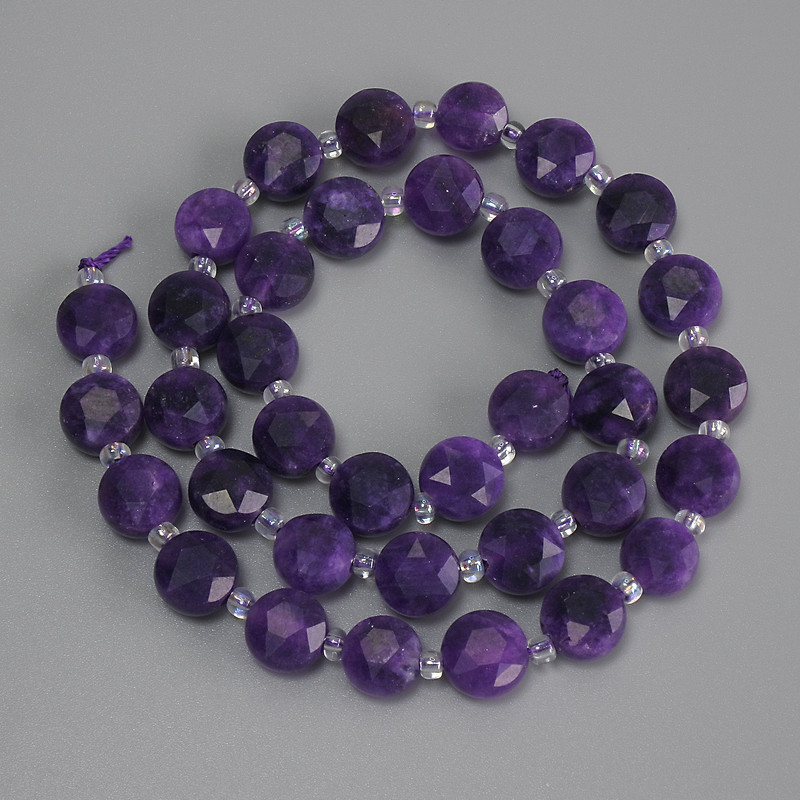 Sukilit facettierte Münzperle, Durchmesser ca. 8,5 mm, Seed-Beads 3 mm, Länge ca. 37 cm, auf Faden