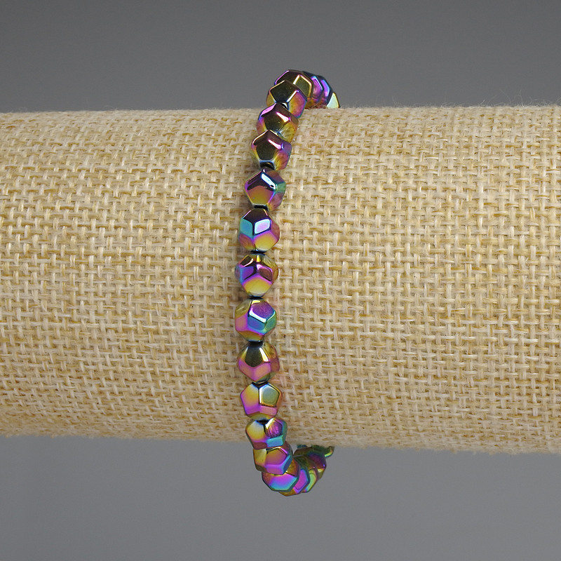 Armband aus regenbogenfarbenem Hämatit, facettierte Perlen 6 mm ±, Länge ca. 18 cm ±, elastisches Band