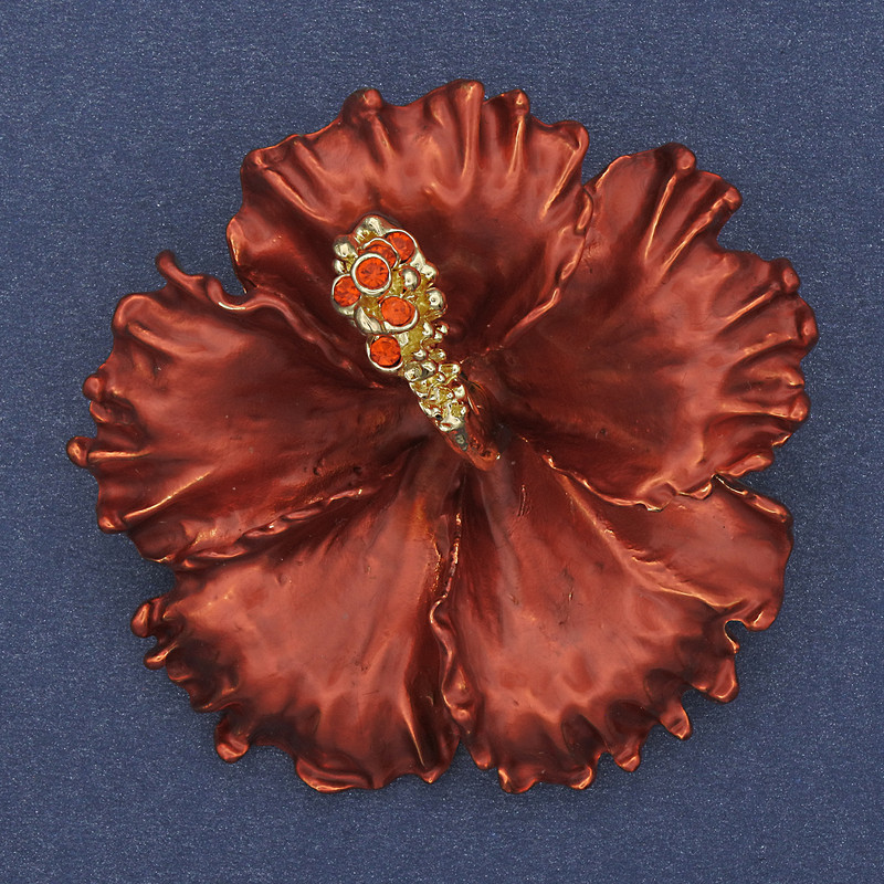 Brosche‑Anhänger Petunienblüte, rot, matte Emaille, rote Strasssteine, goldfarbenes Metall, 51×51 mm
