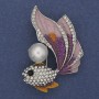 Brosche-Anhänger Fischchen violette Emaille, weiße Strasssteine, Perle, goldfarbiges Metall 47 × 32 mm +