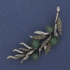 Brosche „Zweig“ mit Nephrit, grauen Strasssteinen, 67 × 26 mm, silberfarbiges Metall