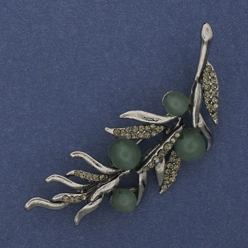 Brosche „Zweig“ mit Nephrit, grauen Strasssteinen, 67 × 26 mm, silberfarbiges Metall