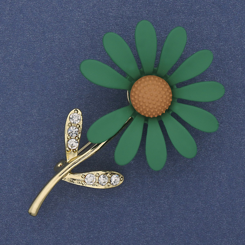 Brosche 'Gänseblümchen' grüne Emaille, weiße Strasssteine, goldfarbenes Metall 65×39 mm+