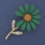 Brosche 'Gänseblümchen' grüne Emaille, weiße Strasssteine, goldfarbenes Metall 65×39 mm+