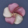 Brosche mit Anhänger – Blume, weiß-rosa, matte Emaille, Strasssteine, goldfarbenes Metall, 49 × 49 mm+