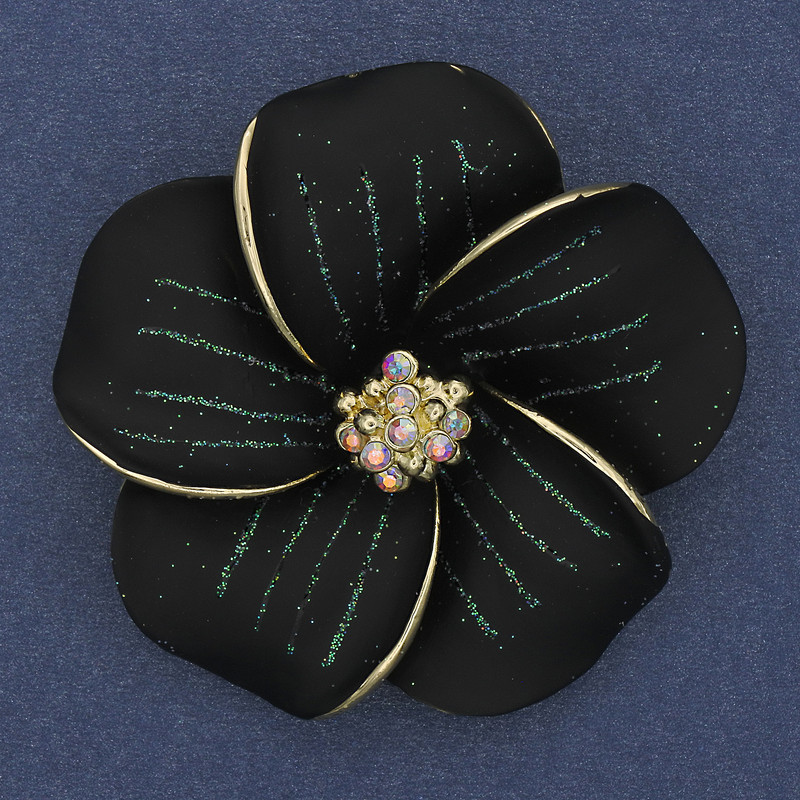 Brosche als Anhänger „Blume“ – Schwarz, matte Emaille, regenbogenfarbige Strasssteine, goldfarbenes Metall, 49 × 49 mm+