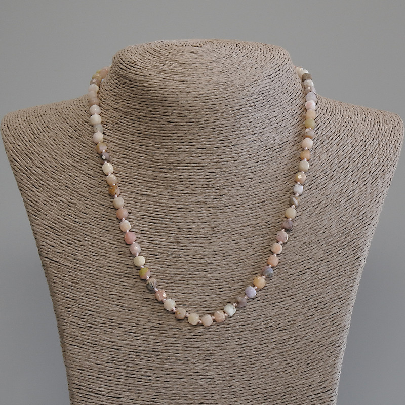Kette aus Rosenopal – facettierte Würfel, ca. 5x5 mm, Länge ca. 50 cm, mit Verschluss