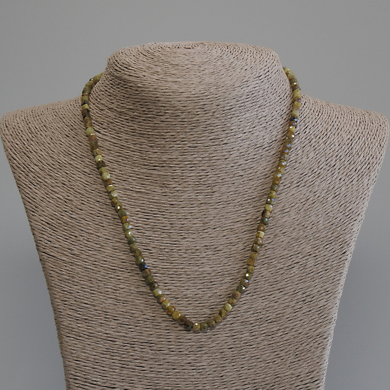 Kette aus Grossular (grüner Granat) facettierte Würfel 4x4 mm ±, Länge ca. 50 cm ± mit Verschluss