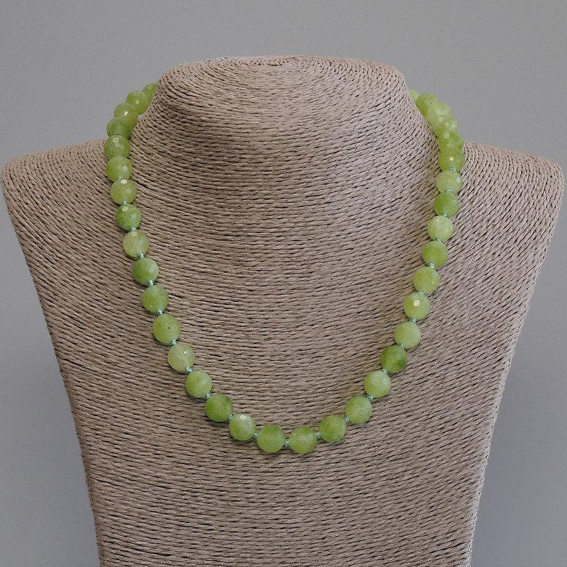 Kette aus Chrysolith-Olivin, facettierte Kugeln, Durchmesser ca. 10 mm, Länge ca. 50 mm, mit Verschluss