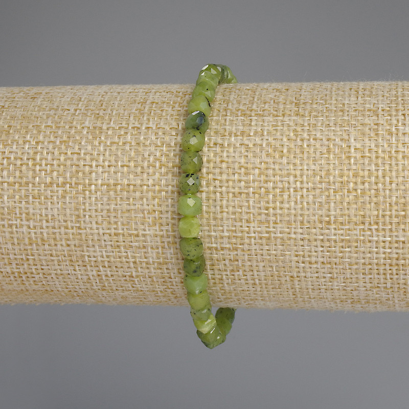 Armband aus kanadischem Jadeit, facettierter Würfel, Durchmesser ca. 4,5 × 4,5 mm, Länge ca. 18 cm