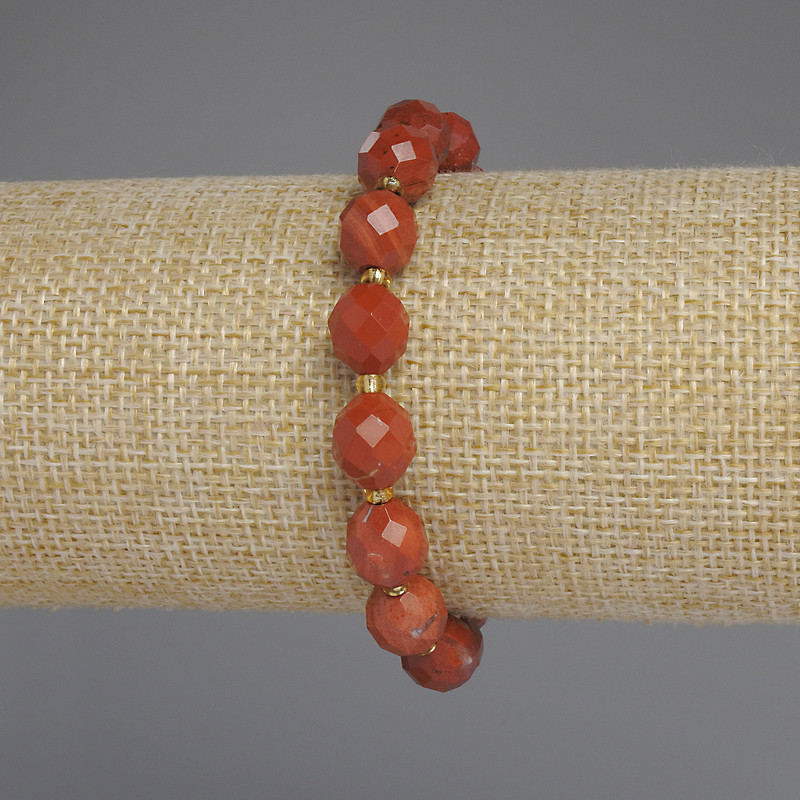 Armband aus rotem Jasper, facettierte Perlen ca. 10×9 mm, Rocailles ca. 3 mm, Länge ca. 18 cm, Stretch-Basis