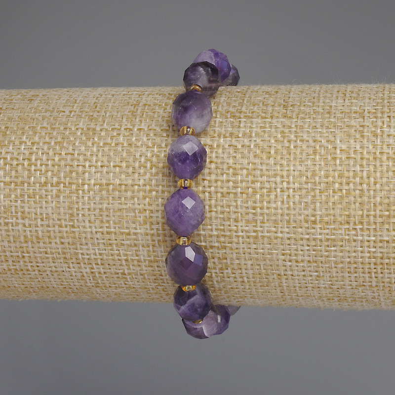Armband Amethyst Chevron – facettierte Körner, Ø ca. 10 × 8 mm, große Glasperlen 5 mm ±, Glasperlen 3 mm ±, Länge ca. 18 cm ±, Stretch-Basis