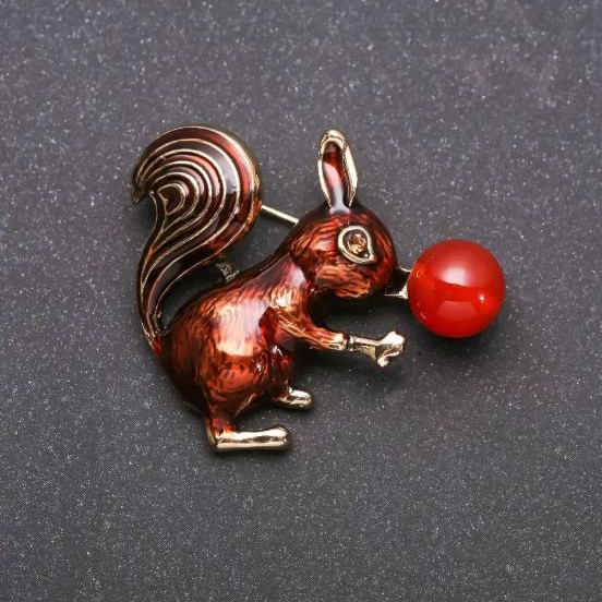 Brosche 'Eichhörnchen mit Karneol', Emaille, braun, goldfarbenes Metall, 35×40 mm