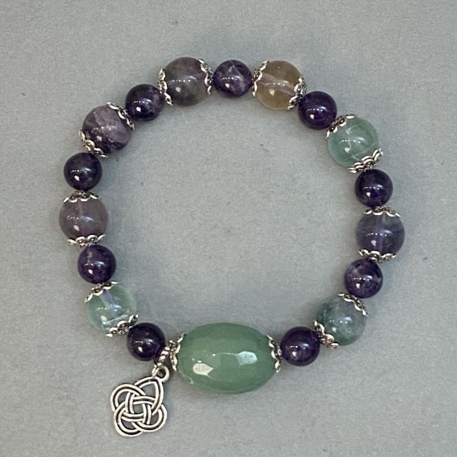 Armband aus Fluoritkugel 10 mm ±, Amethystkugel 8 mm ±, Jade-Galet-Elemente 20×15 mm ±, Länge ca. 18 cm Stretcharmband