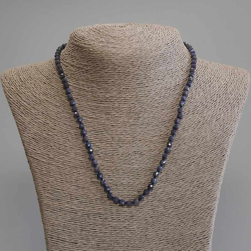 Kette aus facettierten Saphirwürfeln, Durchmesser 4×4 mm, Länge ca. 50 cm, mit Verschluss