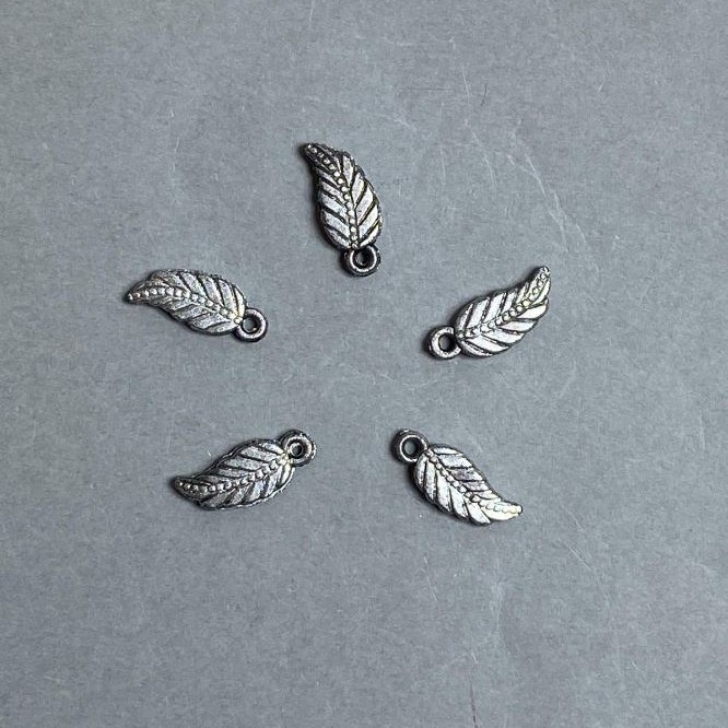 REDUZIERT! Verpackung 0,5 kg Schmuckanhänger Blatt aus Kunststoff, Farbe Dunkelsilber, Maße 17×7×3 mm ± Lochdurchmesser 2 mm+