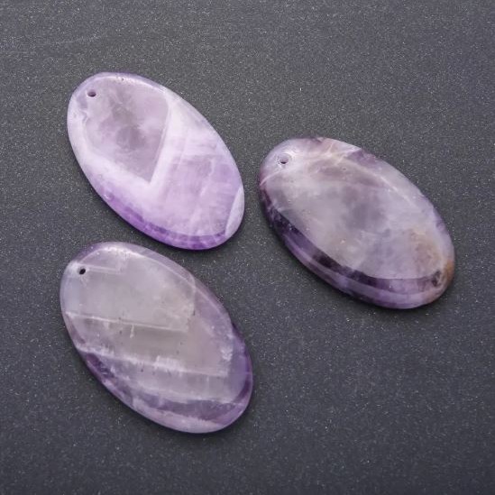 Anhänger aus natürlichem Amethyst, oval 30×50 mm, mit natürlichen Unregelmäßigkeiten