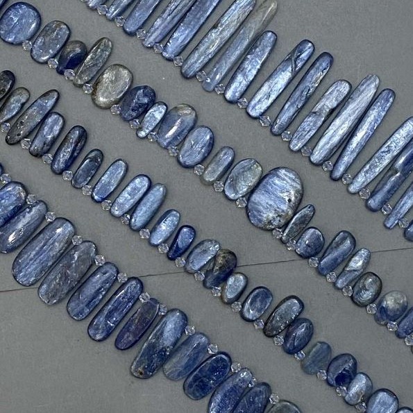 Kyanit-Perlen, facettierte Schmetterlingsform, assortiertes Sortiment – Größen, Durchmesser 14-50×7-22 mm ±, Seed-Beads 5 mm ±, Länge ca. 39 m auf der Schnur