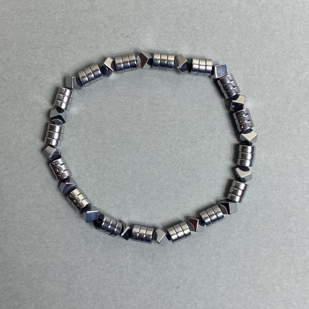 Hämatit-Armband mit Rondellen 5×2 mm ± und Würfeln 4×4 mm ±, Länge 18 cm, Stretch