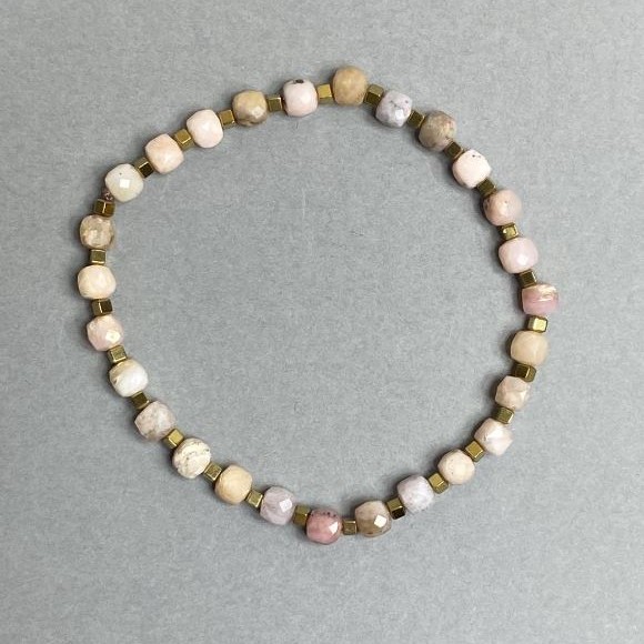Armband aus Rosaopal – facettierte Würfel 5,5 × 5,5 mm, Hämatit-Würfel 2 × 2 mm, Länge 18 cm, elastisch