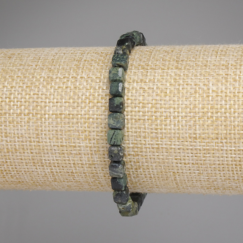 Armband aus Ozean-Jaspis, facettierte Würfel, Durchmesser ca. 5 mm, Länge ca. 18 cm, Elastikarmband