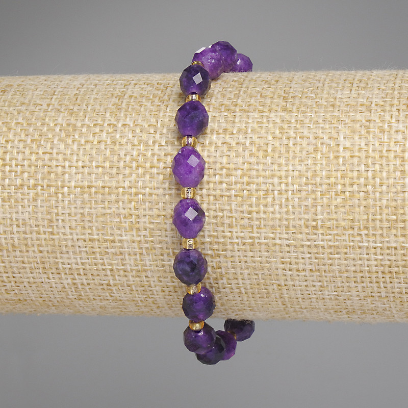 Sugilit-Armband mit facettierten Körnern, Durchmesser 8 × 6 mm, 3-mm-Perlen, Länge ca. 18 cm, Stretch