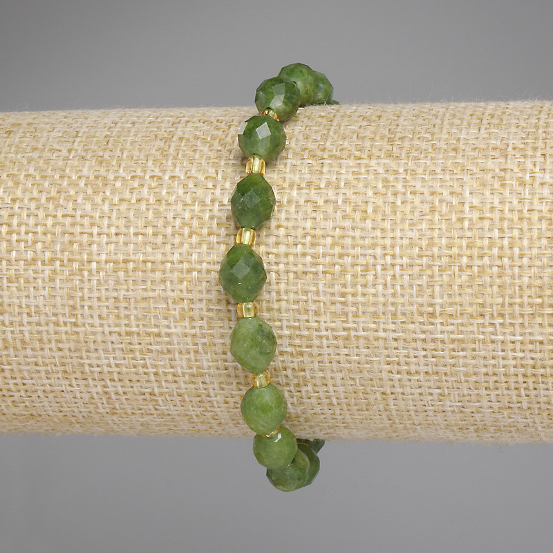 Jadeit-Armband, facettierte Körner ca. 8×7 mm, Glasperlen ca. 3 mm, Länge ca. 18 cm, Stretcharmband