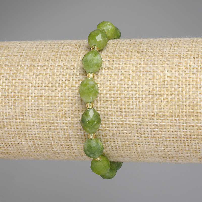Armband aus Jadeit, facettierte Körner, Durchmesser 10×8 mm ±, Rocailles 3 mm ±, Länge 18 cm ±, elastische Schnur