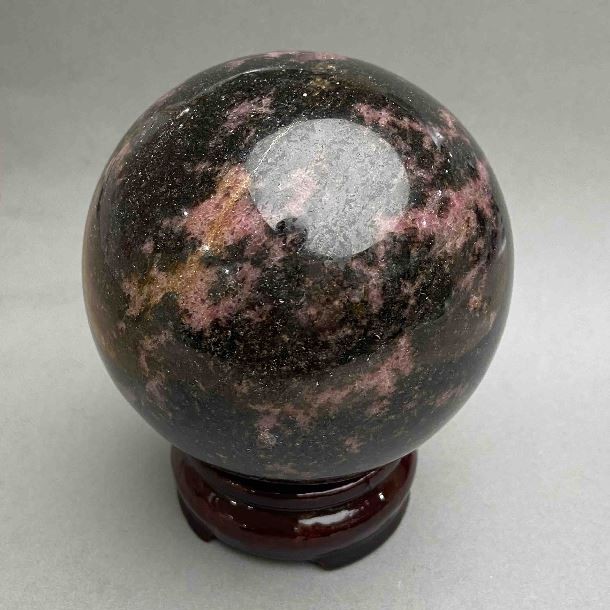 Kugel-Souvenir aus Rhodonit, Naturstein, Durchmesser ca. 80 mm ± (Gewicht ab 970 g)