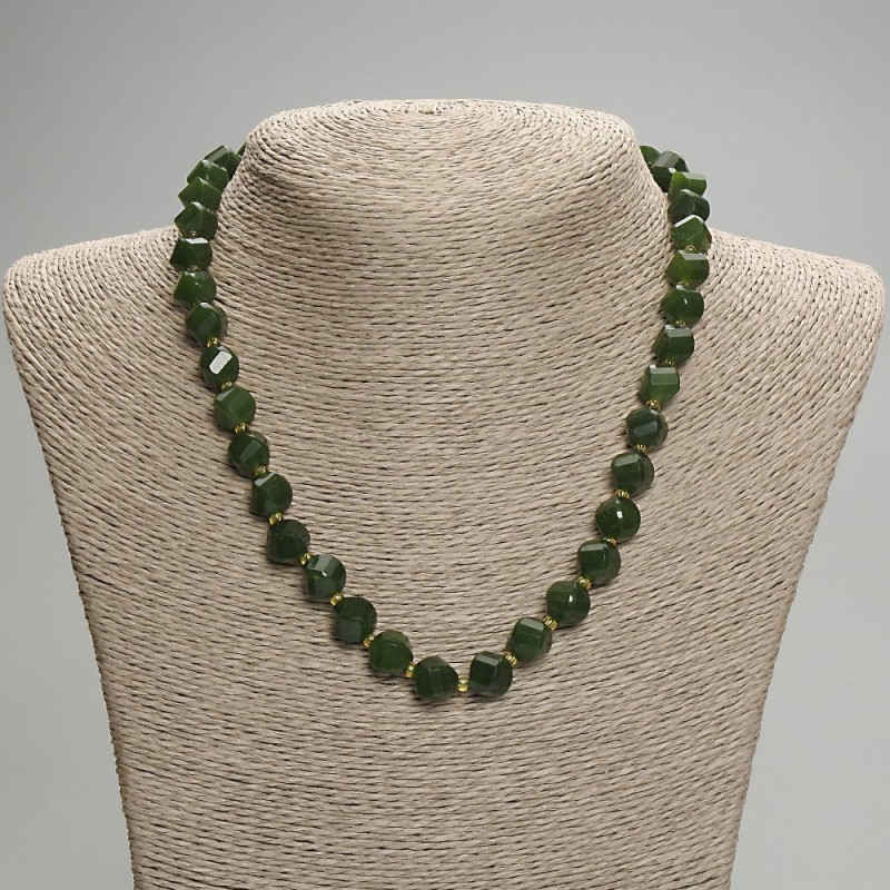 Kette aus Chrysopras, facettierte Rhombus-Perlen, Durchmesser ca. 10×9 mm, Rocailles 3 mm, Länge ca. 45 cm, mit Verschluss