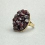 Ring mit Granatkörnchen in glatter Fassung, 30 × 26 mm ±, goldfarbenes Metall, Größe