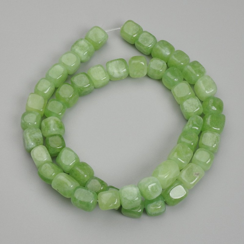 Chrysolith Olivin Würfelperlen, Durchmesser 7 mm, Länge ca. 37 cm, auf einer Schnur