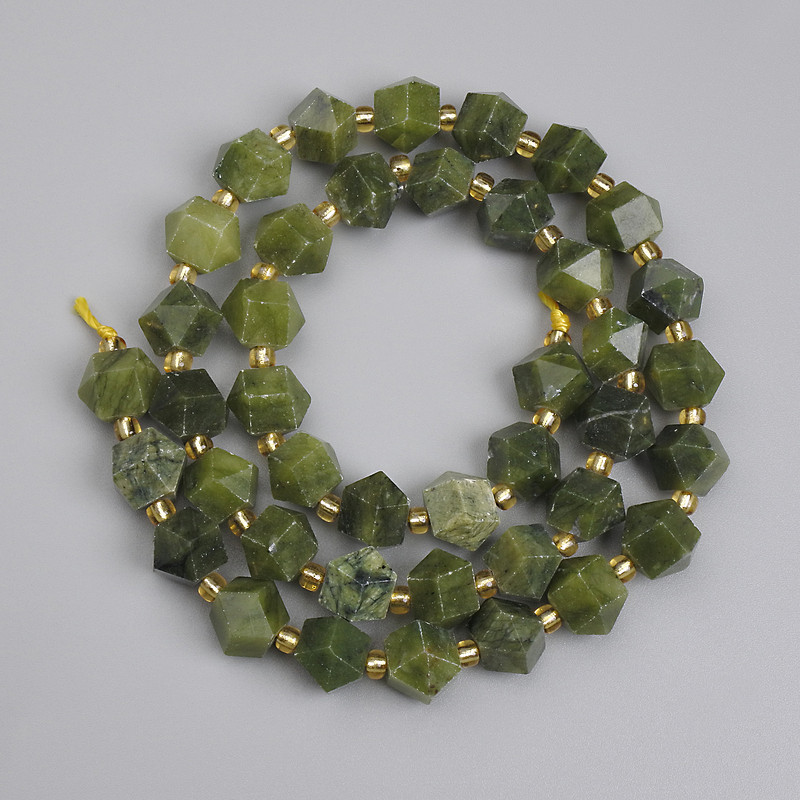 Jadeit-Facettenperlen 8×7–7,5 mm ±, Seed-Beads 3 mm ±, Länge ca. 39 cm – auf Faden