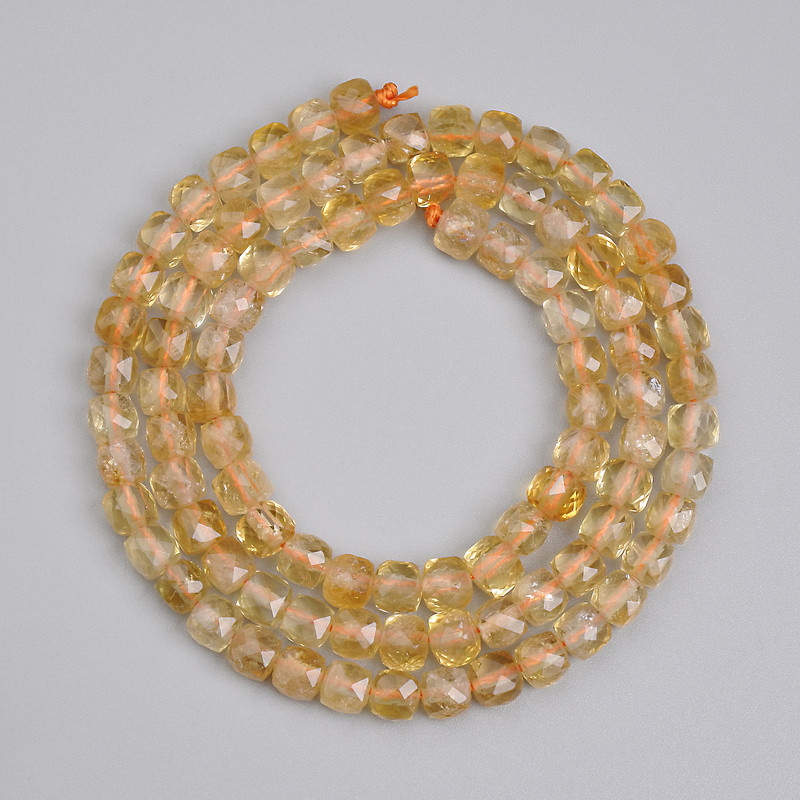 Citrin-Würfelperlen, facettiert, 4×4 mm, Länge ca. 39 cm, auf Schnur