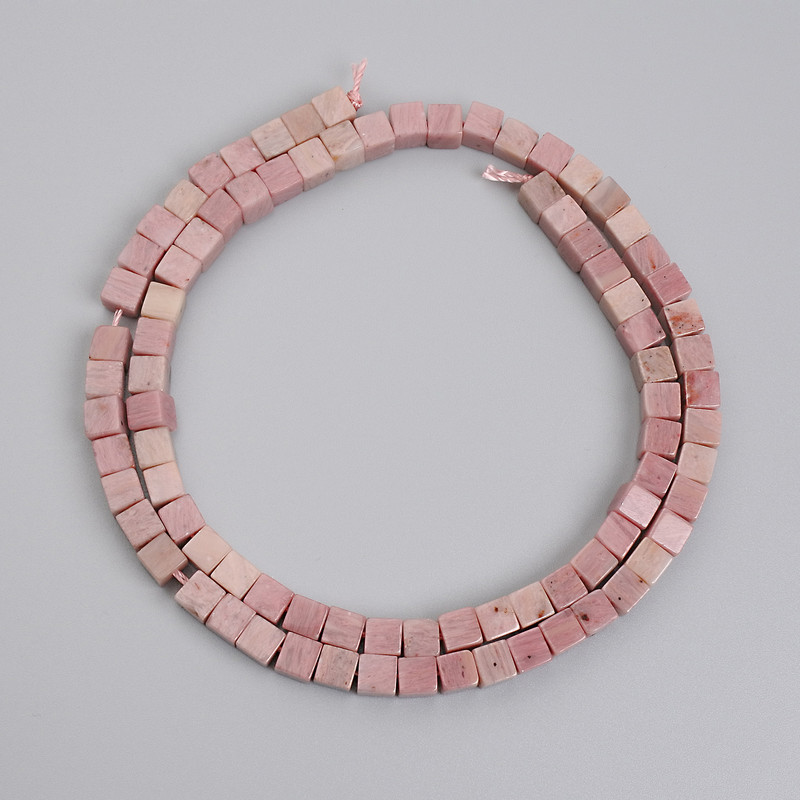 Rhodochrosit-Würfelperlen, Durchmesser 4,5×4,5 mm, auf Schnur, Länge ca. 38 cm+