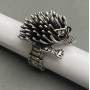 Ring „Sonic-Igel“ 30×33×17 mm ± weiße und schwarze Strasssteine, silberfarbenes Metall, auf Elastikband, Glieder 10×5 mm+