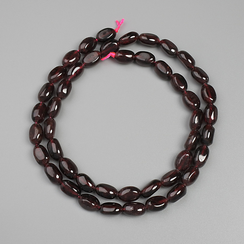 Granatfacettierte Perlen auf dem Faden, Durchmesser ca. 8–8,5 mm, 5×5–5,5 mm, Länge ca. 39 cm