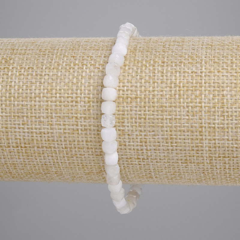 Armband aus Adular, facettierte Würfel 4×4 mm, Länge ca. 18 cm, Stretcharmband