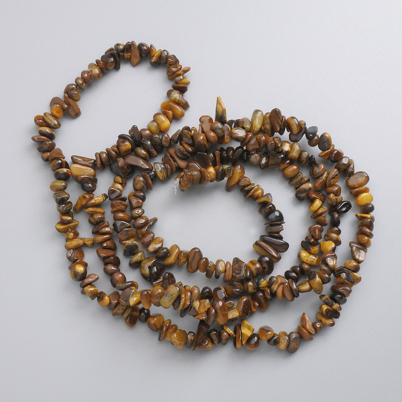Tigerauge-Chips aus Naturstein, auf Schnur, Durchmesser 4–7×1–3,5 mm, Länge ca. 78 cm