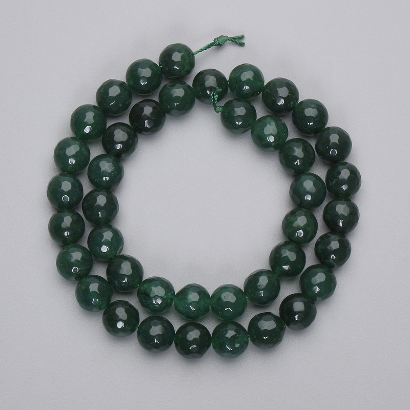 Jadeit-Perlen, facettierte Kugeln, 9 mm, auf Schnur, Länge ca. 38 cm+