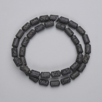 Lavaperlen aus schwarzer Vulkanlava, zylinderförmig, Maße 10×6 mm, auf Faden, Länge ca. 38 cm ±