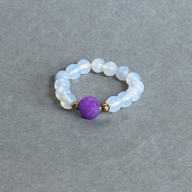 Opalit glatte Kugel, Durchmesser ca. 4 mm; Turmalin facettierte Münze, Ø 6 mm; Hämatit Ø 2 mm; Stretchring