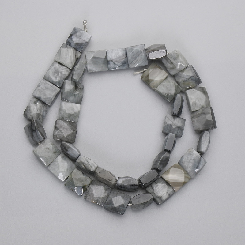 Tigerauge-Perlen, facettierte Quadratform, Durchmesser 9–10 × 9–10 mm, Länge ca. 39 cm, auf einer Schnur