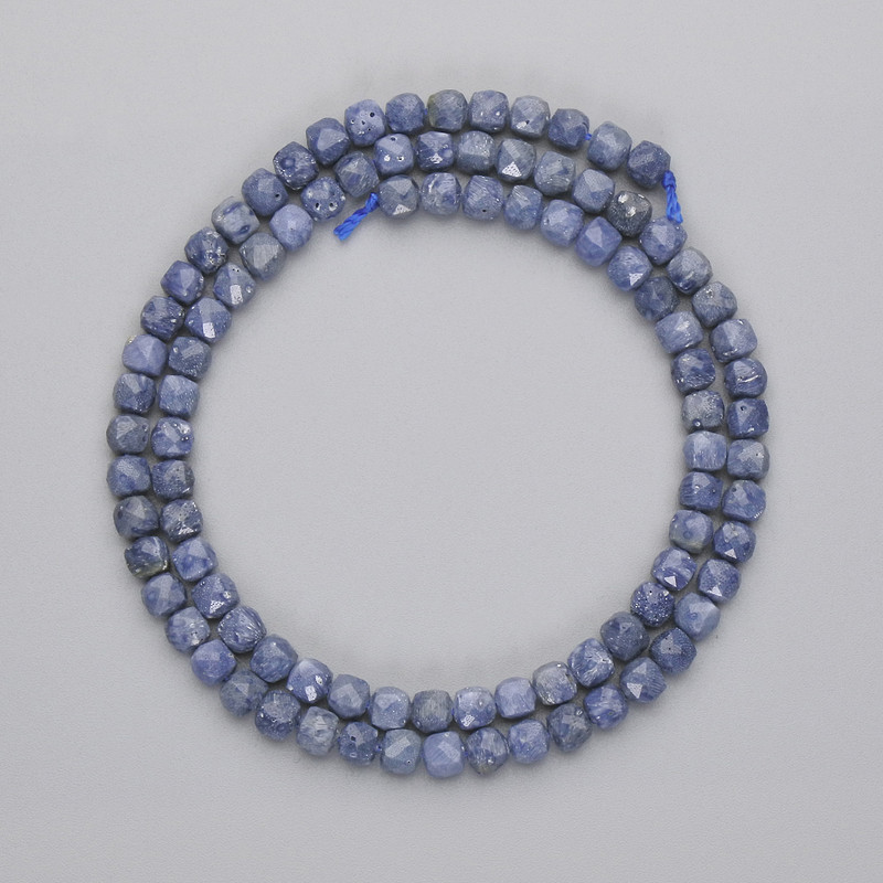 Poröse Korallenperlen – facettierte Würfel, Durchmesser 4 × 4 mm, Länge ca. 39 cm, auf Nylonfaden