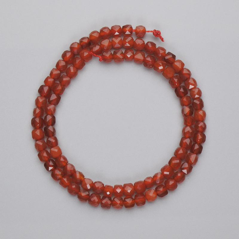 Karneol-Perlen, facettierte Würfelform, Durchmesser ca. 4 × 4 mm, Länge ca. 38 cm, auf einer Schnur