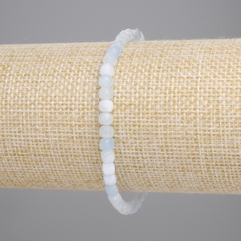 Armband aus facettiertem Aquamarin, Würfel 4×4 mm, Länge ca. 18 cm, Stretch-Band